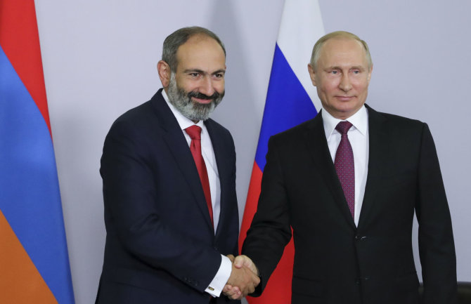 „Reuters“/„Scanpix“ nuotr./Nikolas Pašinianas ir Vladimiras Putinas