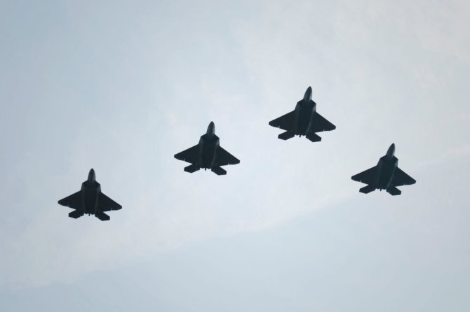 AFP/„Scanpix“ nuotr./Amerikiečių naikintuvai F-22