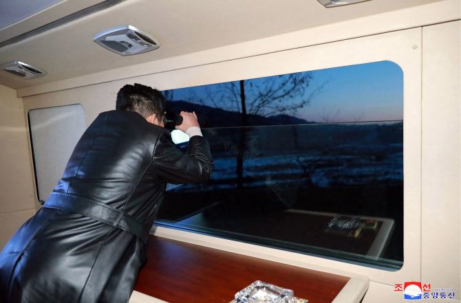 AFP/„Scanpix“ nuotr./Kim Jong Unas stebi raketos paleidimą.