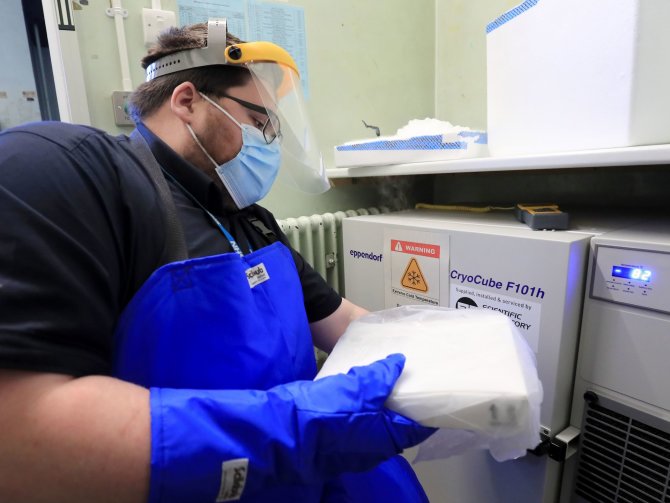AFP/„Scanpix“ nuotr./„Pfizer“ vakcinos dozės gabenamos specialiais konteineriais