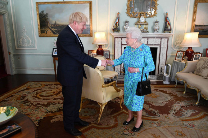 AFP/„Scanpix“ nuotr./Borisas Johnsonas ir Elizabeth II