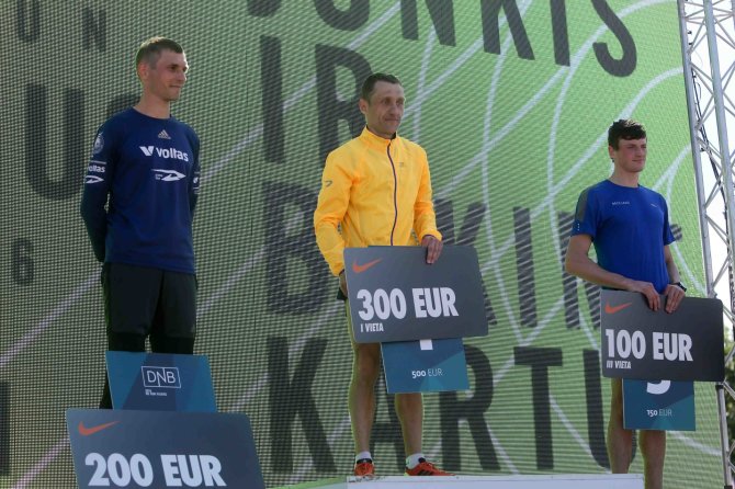 Juliaus Kalinsko / 15min nuotr./Vyrų 10 km prizininkai (iš kairės): Tomas Rezgys, nugalėtojas Darius Sadeckas ir Andrejus Jagorovas.