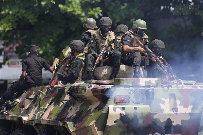 „Scanpix“/AP nuotr./Patruliuojantys Šri Lankos kariai