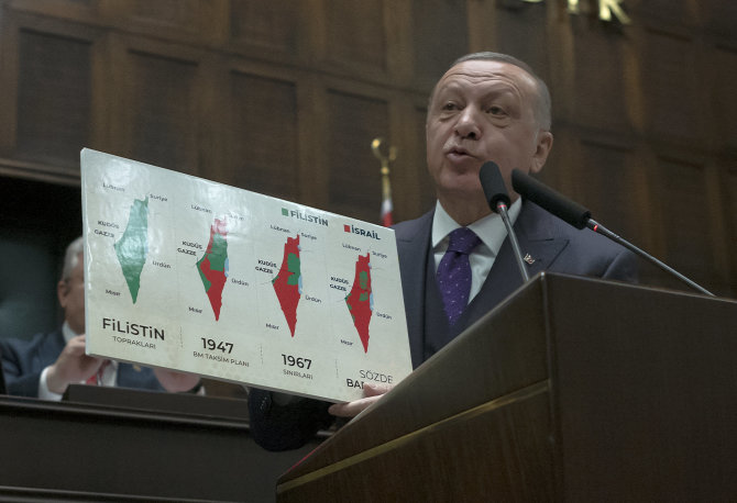 „Scanpix“/AP nuotr./Recepas Tayyipas Erdoganas laiko žemėlapį