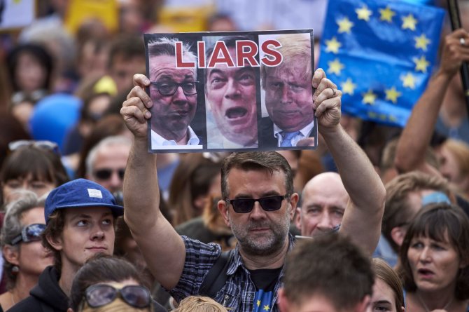 AFP/„Scanpix“ nuotr./Demonstracija Londone