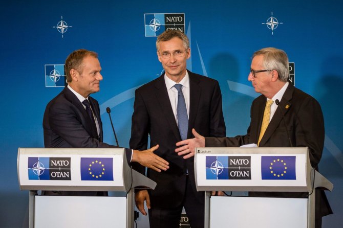 AFP/„Scanpix“ nuotr./Donaldas Tuskas, Jensas Stoltenbergas ir Jeanas-Claude Junckeris