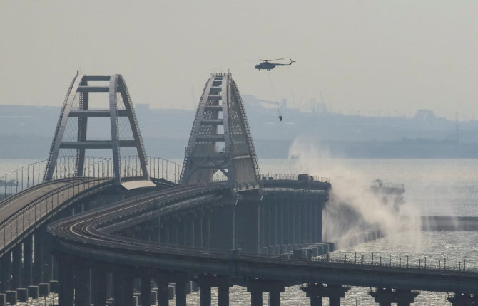 „Reuters“/„Scanpix“ nuotr./Krymo tiltas po sprogimo ir gaisro