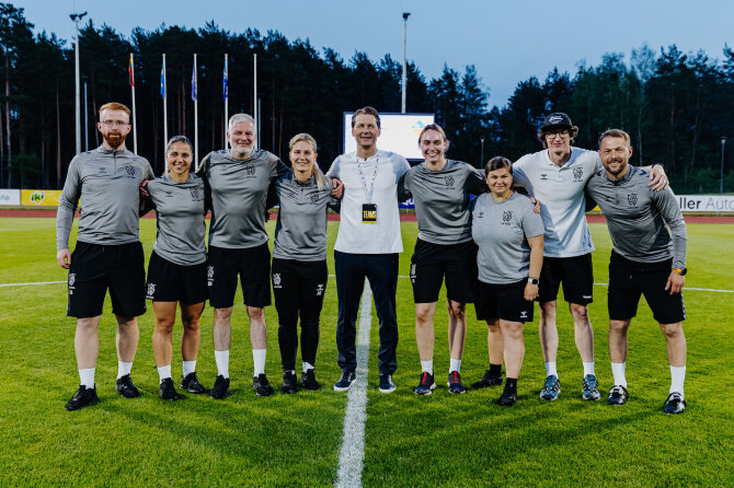 LFF nuotr./Tomas Ražanauskas (centre) ir Lietuvos moterų futbolo rinktinės štabas
