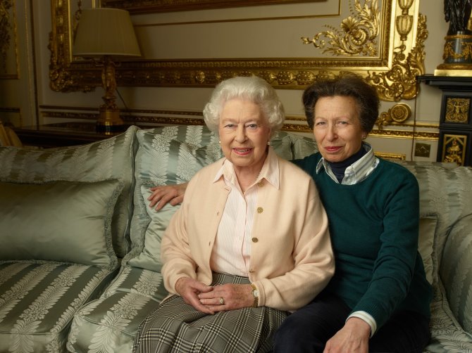 Karališkosios šeimos albumo nuotr./Karalienė Elizabeth II ir princesė Anne