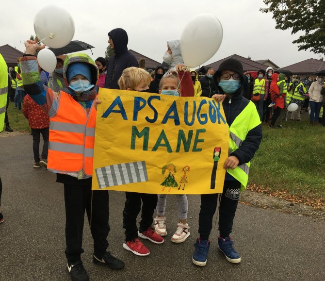 Aurelijos Jašinskienės/15min.lt nuotr./Sendvario seniūnijos, Klaipėdos rajone, gyventojai dalyvavo tyliame proteste.