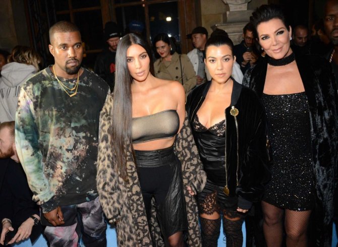 „Scanpix“ nuotr./Kanye Westas, Kim Kardashian, Kourtney Kardashian ir Kris Jenner