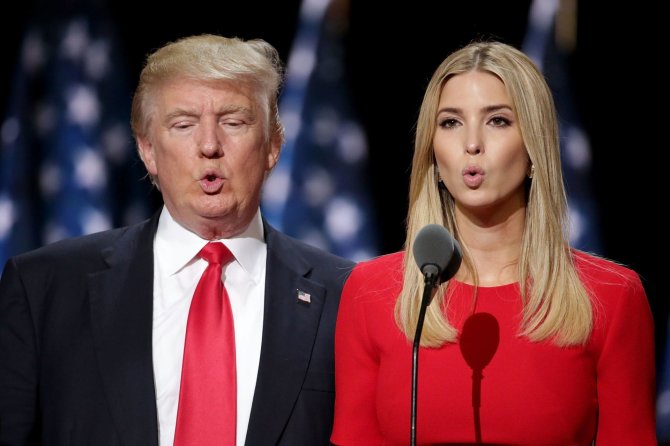 AFP/„Scanpix“ nuotr./Donaldas Trumpas su dukra Ivanka Trump
