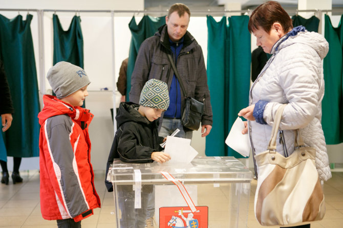 Eriko Ovčarenko / 15min nuotr./Kauniečiai balsuoja Seimo rinkimuose