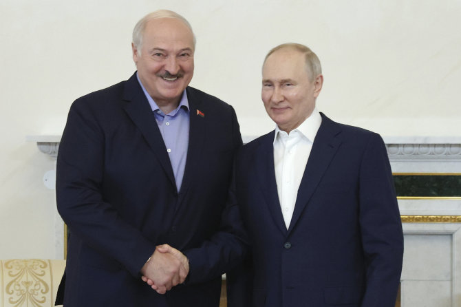„AP“/„Scanpix“/Autoritarinis Baltarusijos prezidentas Aliaksandras Lukašenka ir Rusijos vadovas Vladimiras Putinas