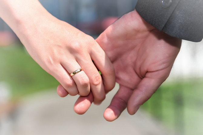 123RF.com nuotr./Moters ranką puošia vestuvinis žiedas