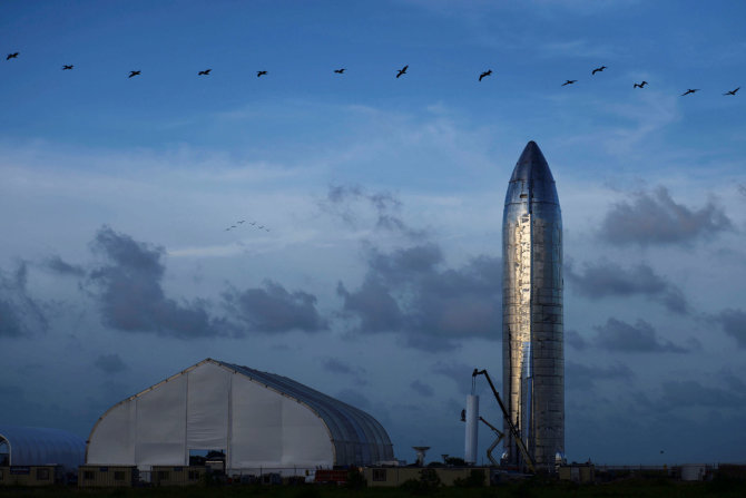 „Reuters“/„Scanpix“ nuotr./„SpaceX“ pristatė skrydžiams į Marsą skirtą erdvėlaivį „Starship“
