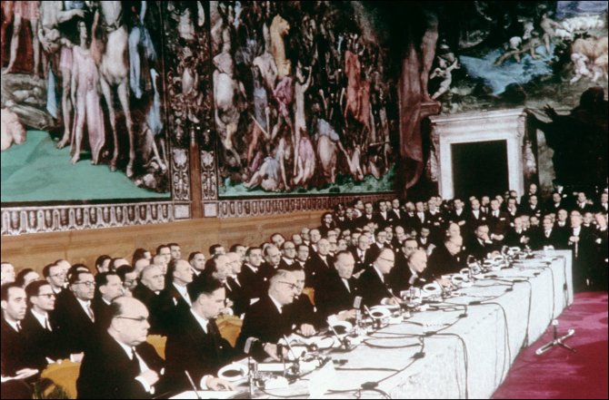 AFP/„Scanpix“ nuotr./Romos sutarties pasirašymas 1957 metais