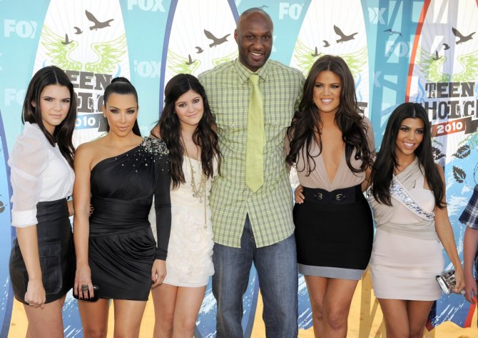 „Scanpix“/AP nuotr./Kendall Jenner, Kim Kardashian, Kylie Jenner, Lamaras Odomas, Khloe Kardashian ir Kourtney Kardashian (2010 m.)