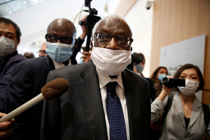 „Reuters“/„Scanpix“ nuotr./Lamine Diackas pirmadienį atvestas į teismą Paryžiuje.