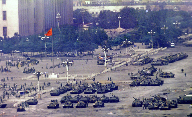 „Scanpix“/AP nuotr./Tankai Tiananmenio aikštėje 1989 m. birželio 5 d.
