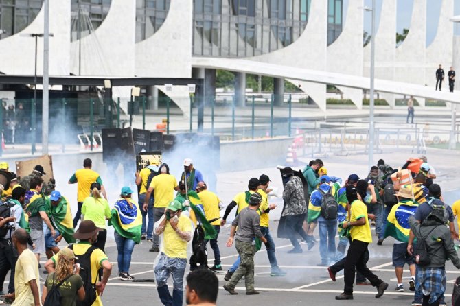 AFP/„Scanpix“ nuotr./J.Bolsonaro šalininkai susirėmė su policija