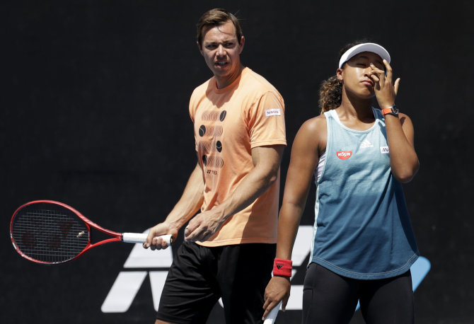 „Scanpix“/AP nuotr./Sascha Bajinas ir Naomi Osaka