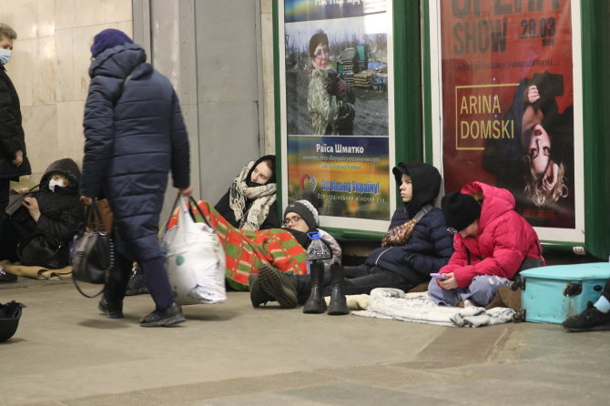 „Reuters“/„Scanpix“ nuotr./Žmonės slepiasi metro stotyje, Kijeve