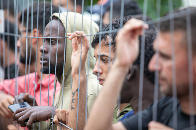 Juliaus Kalinsko / 15min nuotr./Migrantų kasdienybė Rūdninkų poligone