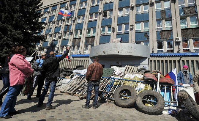 AFP/„Scanpix“ nuotr./Prorusiški protestuotojai Luhanske