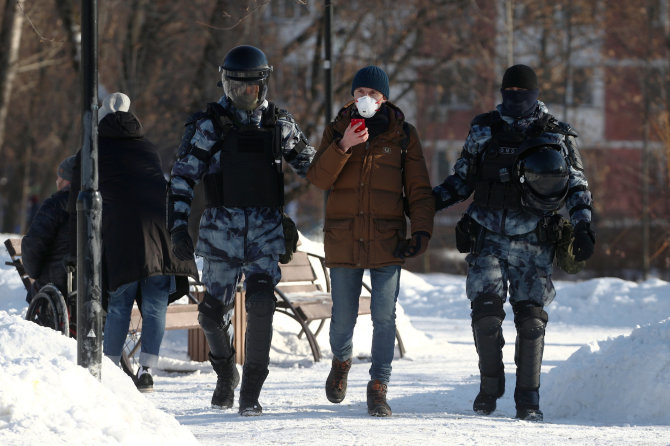 „Scanpix“/ITAR-TASS nuotr./Netoli Maskvos miesto teismo prieš posėdį dėl A.Navalno sulaikomi žmonės