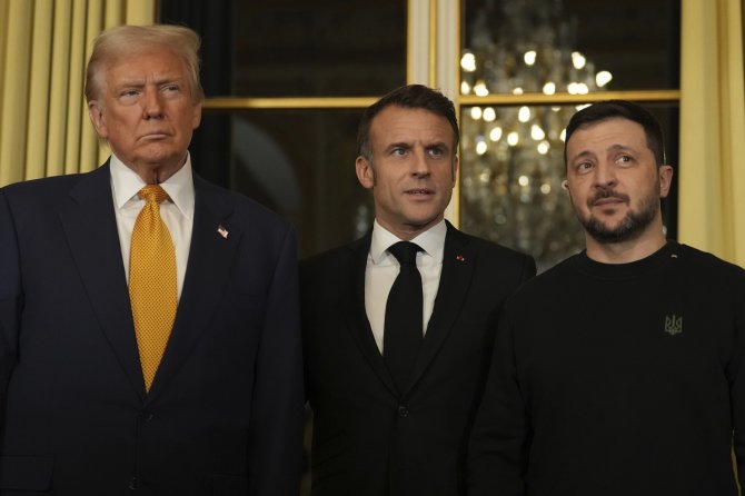 „Scanpix“/AP nuotr./Donaldas Trumpas, Emmanuelis Macronas ir Volodymyras Zelenskis