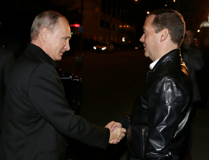 „Reuters“/„Scanpix“ nuotr./Vladimiras Putinas sveikinasi su Dmitrijumi Medvedevu