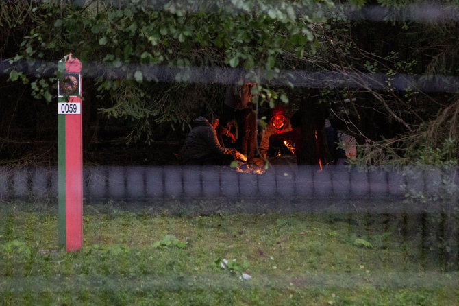 Vidmanto Balkūno / 15min nuotr./Afrikos šalių piliečiai prie laužo ruošiasi nakvynei Baltarusijos teritorijoje prie pat Lietuvos valstybinės sienos