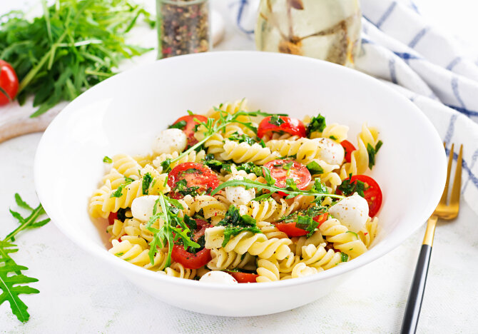 Shutterstock nuotr./„Caprese“ makaronų salotos