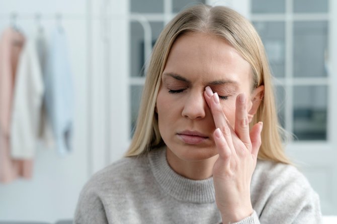 Shutterstock nuotr./Vasarą dažniausiai skundžiamasi akių išsausėjimu, žiedadulkių ir alergijų sukeltu niežuliu