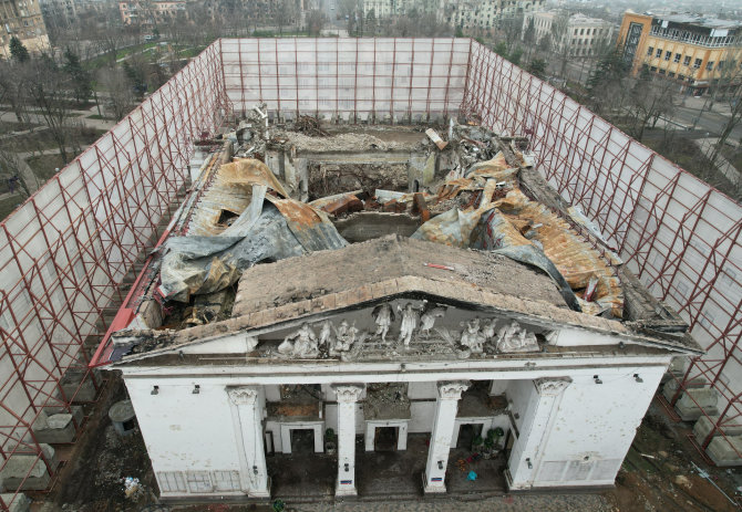 „Reuters“/„Scanpix“/Mariupolio dramos teatro griuvėsiai