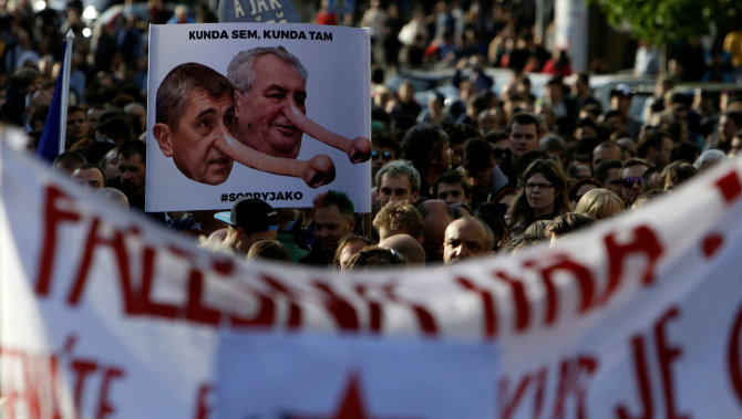 „Reuters“/„Scanpix“ nuotr./Čekai Prahoje protestavo prieš M.Zemaną ir A.Babišą