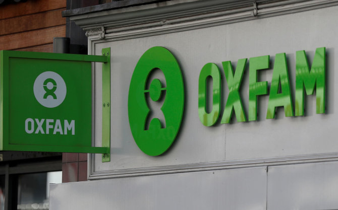 „Reuters“/„Scanpix“ nuotr./„Oxfam“ labdaros parduotuvė Londone