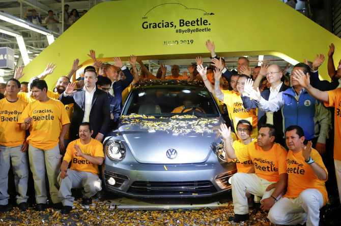 „Reuters“/„Scanpix“ nuotr./Meksikoje nuo konvejerio nuriedėjo paskutinis „VW Beetle“