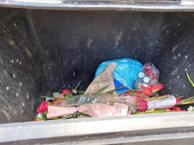Nuotr. iš Linos Morkūnienės „Facebook“ profilio/Gėlės konteineryje Panevėžyje