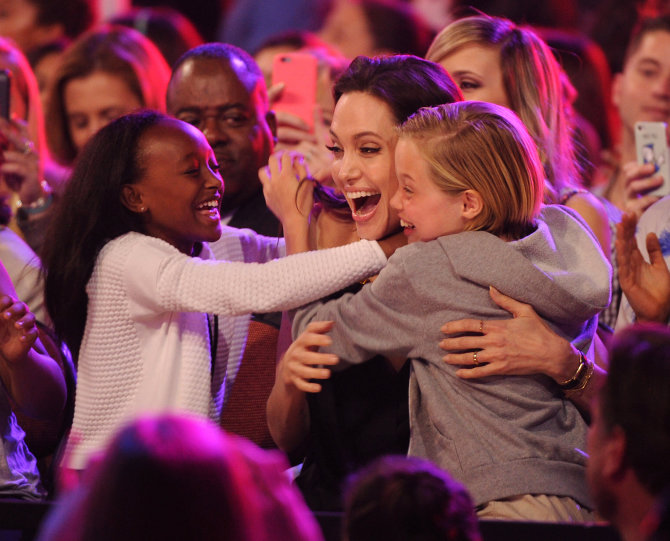 Vida Press nuotr./Angelina Jolie su dukromis Zahara ir Shiloh