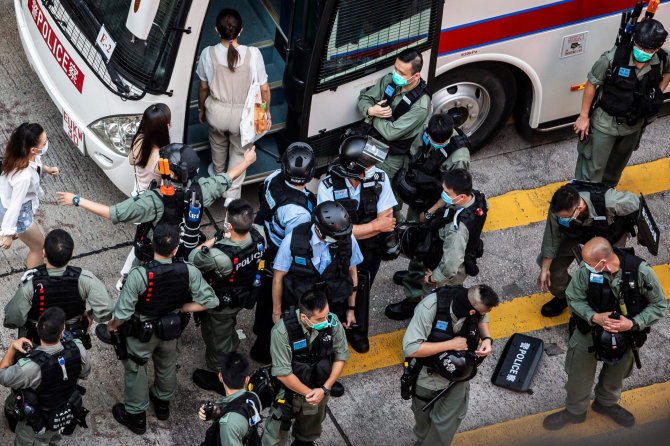 AFP/„Scanpix“ nuotr./Honkongo policija sulaiko protestuotojus