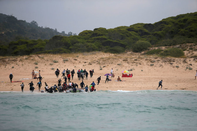 „Reuters“/„Scanpix“ nuotr./Migrantai išsilaipina Ispanijos pakrantėje, perplaukę Viduržemio jūrą iš Maroko