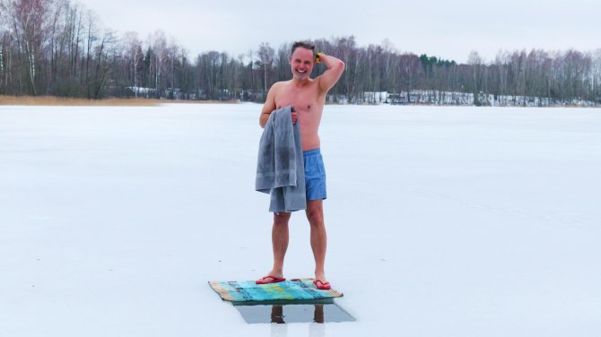 Asmeninio archyvo nuotr./Žiemą per dieną išsimaudęs penkiuose ežeruose keliautojas K.Mieliauskas ragina kas rytą lįsti po šaltu dušu