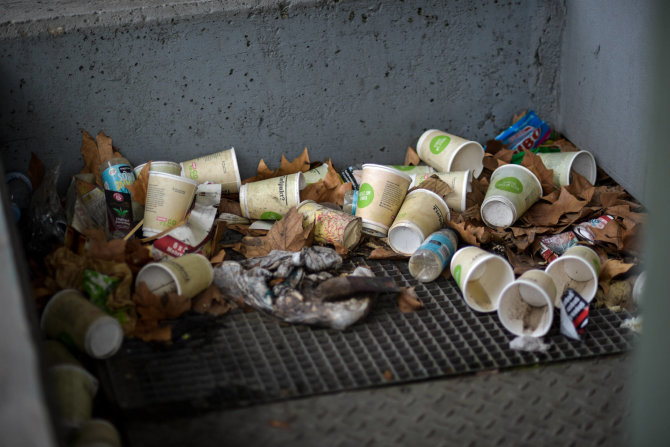 „Scanpix“ nuotr./Popierinių puodelių vidus dažnai būna išklotas plonu plastiko sluoksniu, kad indas būtų atsparesnis skysčių poveikiui 