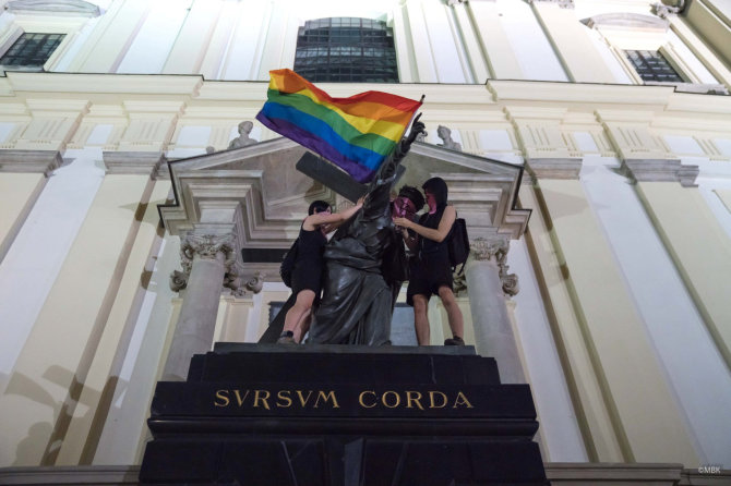 „Reuters“/„Scanpix“ nuotr./Jėzaus statula su LGBT vėliava Varšuvoje