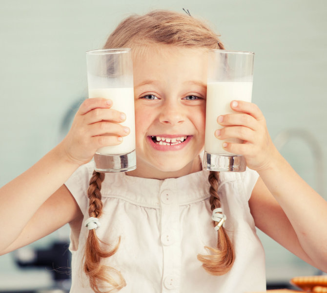 „Fotolia“ nuotr./Mergaitė geria pieną
