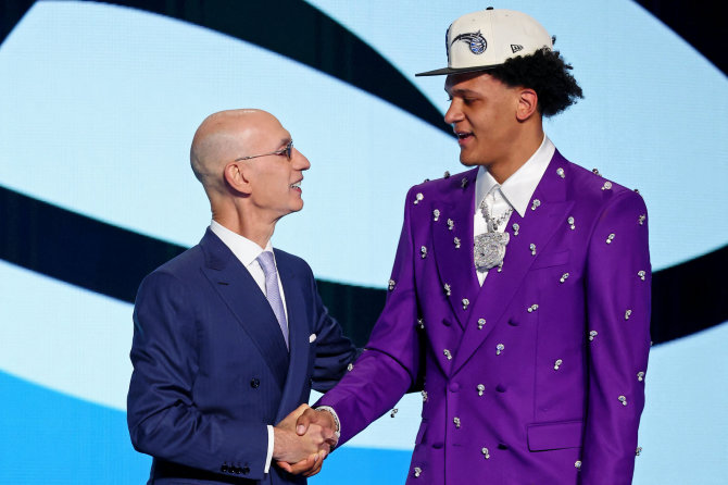 Reuters/Scanpix Photo/First Draft Paolo Banchero und NBA Commissioner Adam Silver