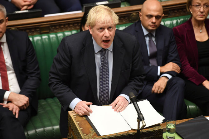 „Reuters“/„Scanpix“ nuotr./Borisas Johnsonas Bendruomenių rūmuose