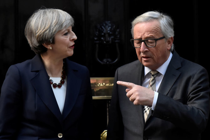 „Reuters“/„Scanpix“ nuotr./Theresa May ir Jeanas-Claude'as Junckeris Londone